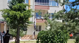 Kayseri'de 92 Yaşındaki Adam Balkondan Düşerek Çamaşır İpine Asıldı