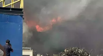 Kocaeli'de Hurda Sahasındaki Yangına Müdahale Devam Ediyor