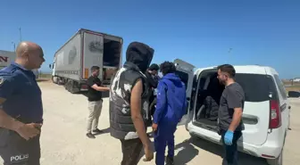 Kaçak Göçmenler TIR Dorsesinden Atlarken Yakalandı