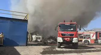 Gebze'de Hurda Sahasında Yangın Çıktı