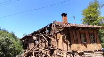 Kastamonu'da Çöken Ahşap Evde Hayvanlar Kurtarıldı