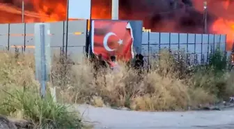 Bursa'daki Fabrika Yangınında Türk Bayrağı Kurtarıldı