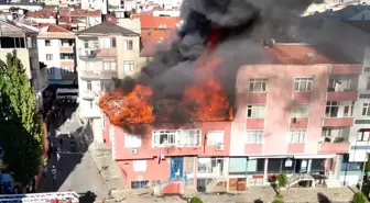 Bağcılar'da Çatı Yangını: İtfaiye Müdahale Etti