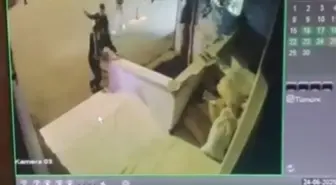 Batman'da Bıçaklı Saldırı: 17 Yaşındaki Genç Yaralandı