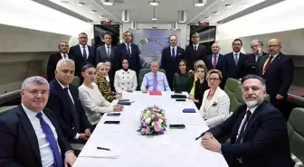 Cumhurbaşkanı Erdoğan: "Suriye'nin yeniden bir ve bütün hale gelmesi, istikrar ve huzurun inşa edilmesi için yeni yönetimi destekliyoruz.