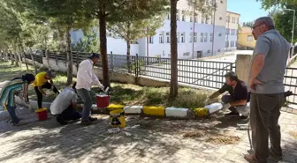 Gönüllü Öğretmenler Okul Bahçesini Renklendirdi