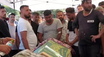 Edirne'de Trafik Kazasında Ailesini Kaybeden Babanın Cenaze Törenindeki Zor Anları