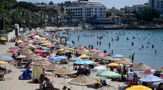 Kuşadası'nda Aşırı Sıcak Hava Plajları Doldurdu