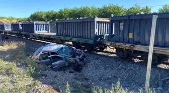 Malatya'da Yük Treni Otomobile Çarptı: 5 Yaralı