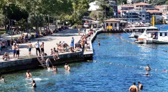 İstanbul’da Sıcak Hava Vatandaşları Beşiktaş’ta Denize Girerek Rahatlattı