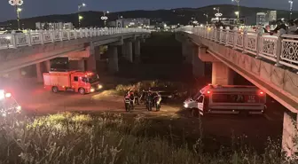 Sürücüsünün kontrolünden çıkan otomobil Kızılırmak Nehri'ndeki köprüden düştü: 2 yaralı