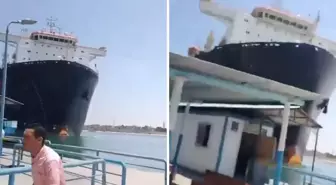 Süveyş Kanalı'nda korku dolu anlar: Dev yük gemisi limana çarptı!