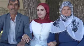 YKS çıkışı kızını çiçeklerle karşılayan baba: O dakika dünyalar benim oldu