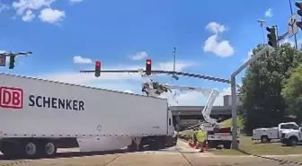 TIR Trafik Lambası Bakımında Çalışan İşçiye Çarptı