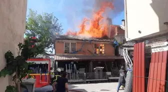Samsun'da 2 Katlı Ahşap Binada Yangın