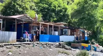 Hopa'da İzinsiz Barakaların Yıkımına Başlandı