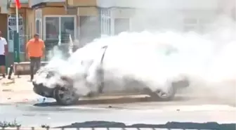 Büyükçekmece'de Park Halindeki Araç Kendisinden Alev Aldı