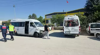 Düzce'de İşçi Servis Minibüsleri Çarpıştı: 8 Yaralı