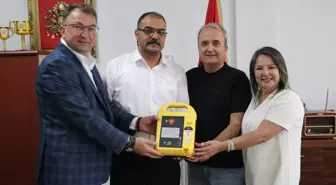 Üç Mezun, Arkadaşlarının Anısına Okula Defibrilatör Bağışladı