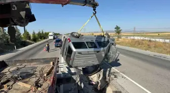 Afyonkarahisar'da Kontrolden Çıkan Araç Devrildi, İki Yaralı
