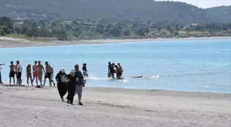 Salda Gölü'nde 17 yaşındaki genç kız boğulma tehlikesi geçirdi