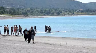 Salda Gölü'nde 17 yaşındaki genç, boğulma tehlikesi geçirdi
