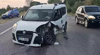 İnegöl'de Kafa Kafaya Çarpışma: 3 Yaralı