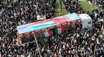 İran'da İsrail saldırılarında hayatını kaybeden 60 kişi son yolculuğuna uğurladı