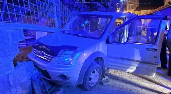 Malatya'da Hafif Ticari Araç Bahçe Duvarına Çarptı: 1 Yaralı