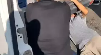 Mersin'de Minibüs Altında Mahsur Kalan Yavru Kedi Kurtarıldı