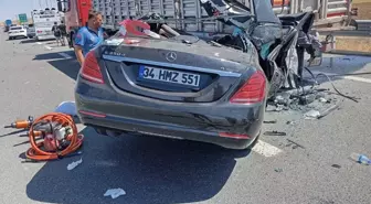 Aksaray'da TIR'a Çarpan Otomobilin Sürücüsü ve Eşi Hayatını Kaybetti