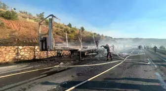 Bilecik'te Sunta Yüklü Tırın Dorsesi Yandı