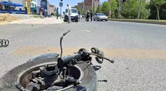 Diyarbakır'da Hafif Ticari Araç Park Halindeki Araçlara Çarptı