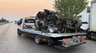 Uşak'ta Park Halindeki Kamyona Çarpan Sürücü Hayatını Kaybetti
