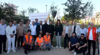 AK Partili Milletvekili Derya Ayaydın vatandaşlarla sohbet ederek dondurma ikram etti