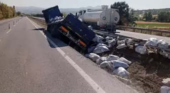 Balıkesir'de Tır Kazası: Malzemeler Yola Saçıldı