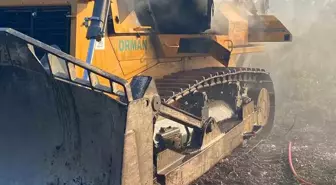 İzmir Gaziemir'de Orman Yangını: Dozer Alevler Arasında Kaldı