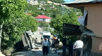 Mersin'de Kamyon Eve Çarptı: Sürücü Hayatını Kaybetti