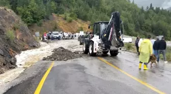 Kastamonu'da Sağanak Yağış Sebebiyle Kapanan Yol Yeniden Ulaşıma Açıldı