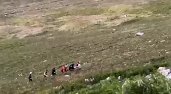 Ardahan'da Uçuruma Yuvarlanan Araçta İki Yaralı