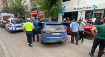 Eskişehir'de Direksiyon Hakimiyetini Kaybeden Sürücü, Park Halindeki Araçlara Çarptı