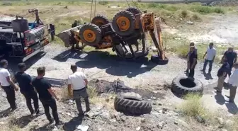 Bitlis'te İş Makinesi Şarampole Yuvarlandı: Operatör Yaralandı