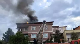Sivas'ta 3 Katlı Binanın Çatı Katında Yangın Çıktı