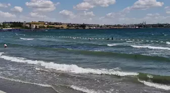 Tekirdağ'da Kuvvetli Rüzgar Nedeniyle Denize Girmek Yasaklandı