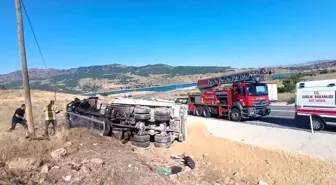 Tunceli'de Freni Patlayan Kamyon Devrildi