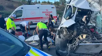 Gölbaşı'nda Servis Minibüsü Kamyona Çarptı: 1 Ölü, 5 Yaralı