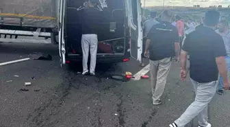Gölbaşı'nda Servis Minibüsü Kamyona Çarptı: 1 Ölü, 5 Yaralı