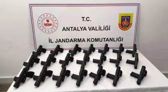Antalya'da Ruhsatsız Silah Operasyonu: 21 Tabanca Ele Geçirildi