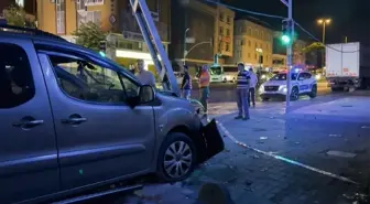 Avcılar'da Aşırı Hızla Giden Araç Elektrik Direğine Çarptı