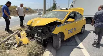 Başakşehir'de Taksi Kaza Yaptı, Sürücü Hastaneye Kaldırıldı